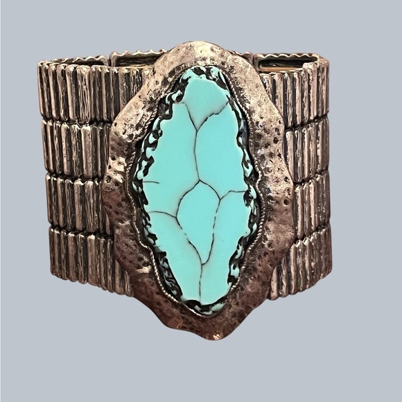 Handcrafted Vintage Turquoise Stone Medallion Silver Bracelet - Picture 5 of 10